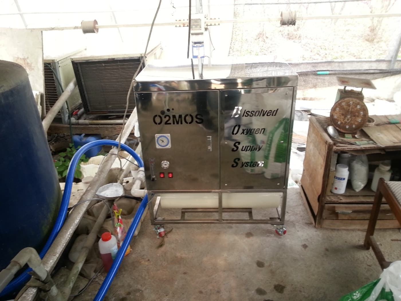 O2MOS unit supplying oxygenated water to an NFT leafy greens hydroponic system