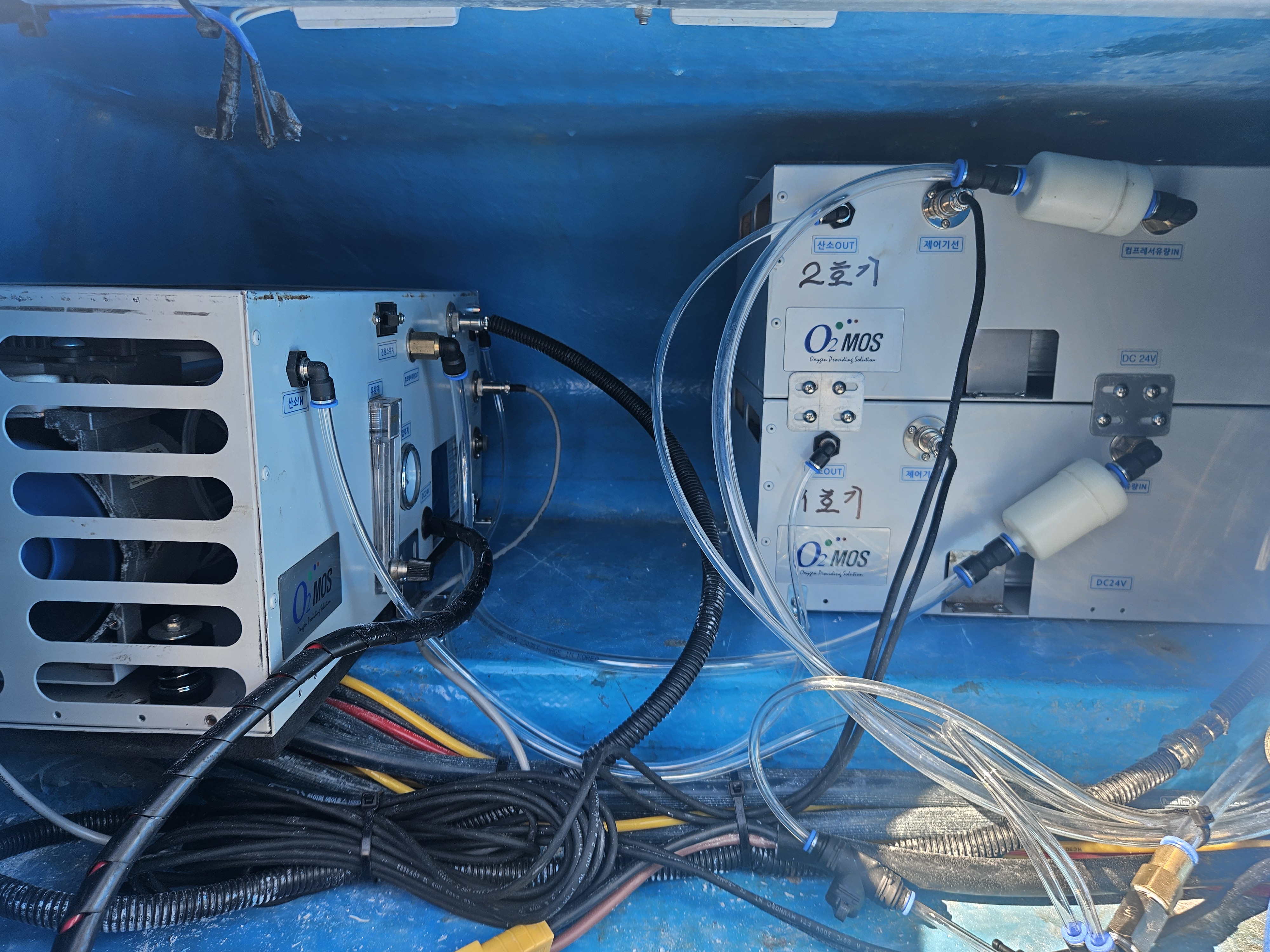 O2MOS PSA oxygen generator rear panel with DC controller