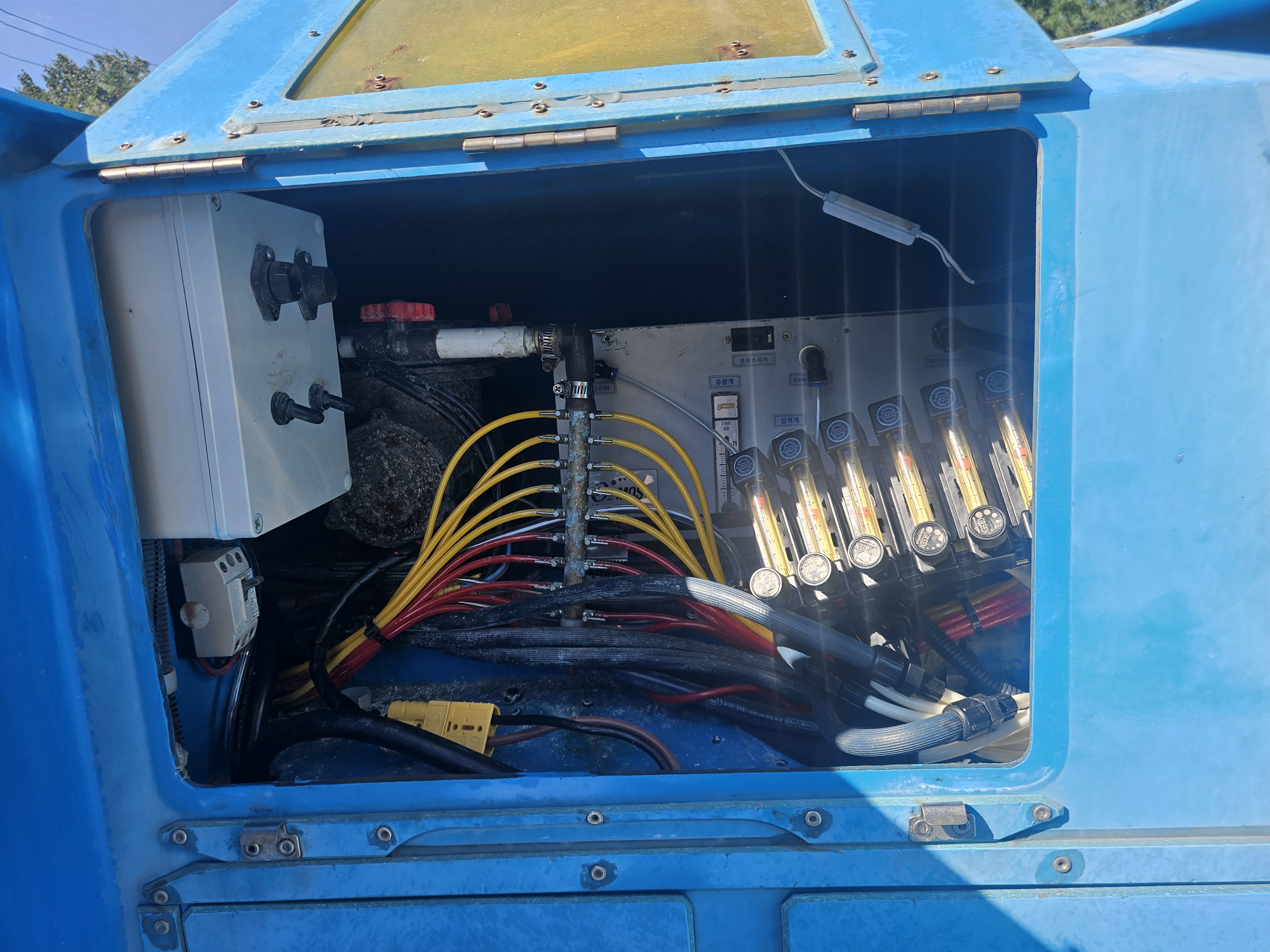 O2MOS PSA oxygen generator rear panel showing pressure gauge and flow meter
